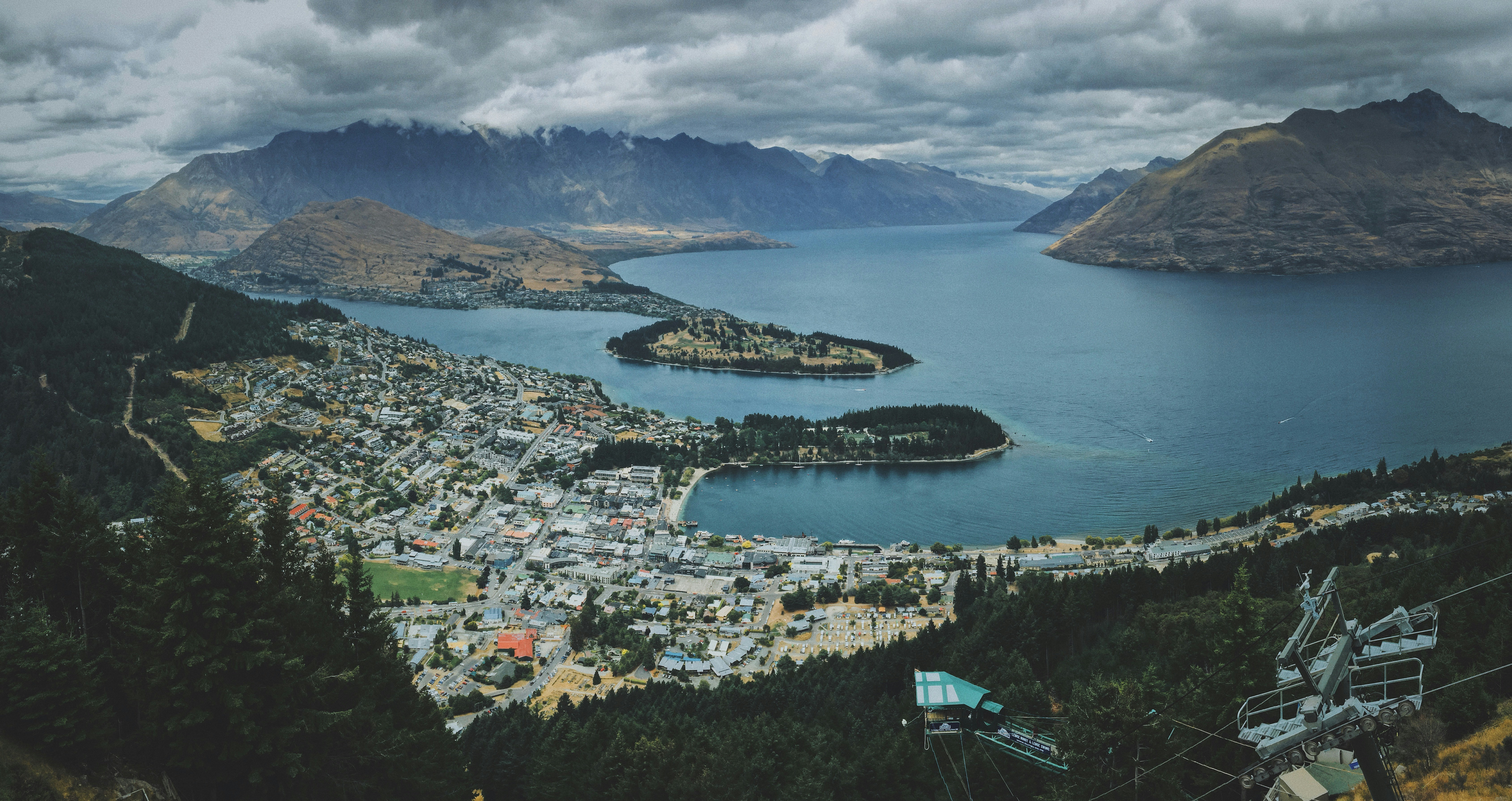 Vue spectaculaire sur le lac Wakatipu et les montagnes de Queenstown
