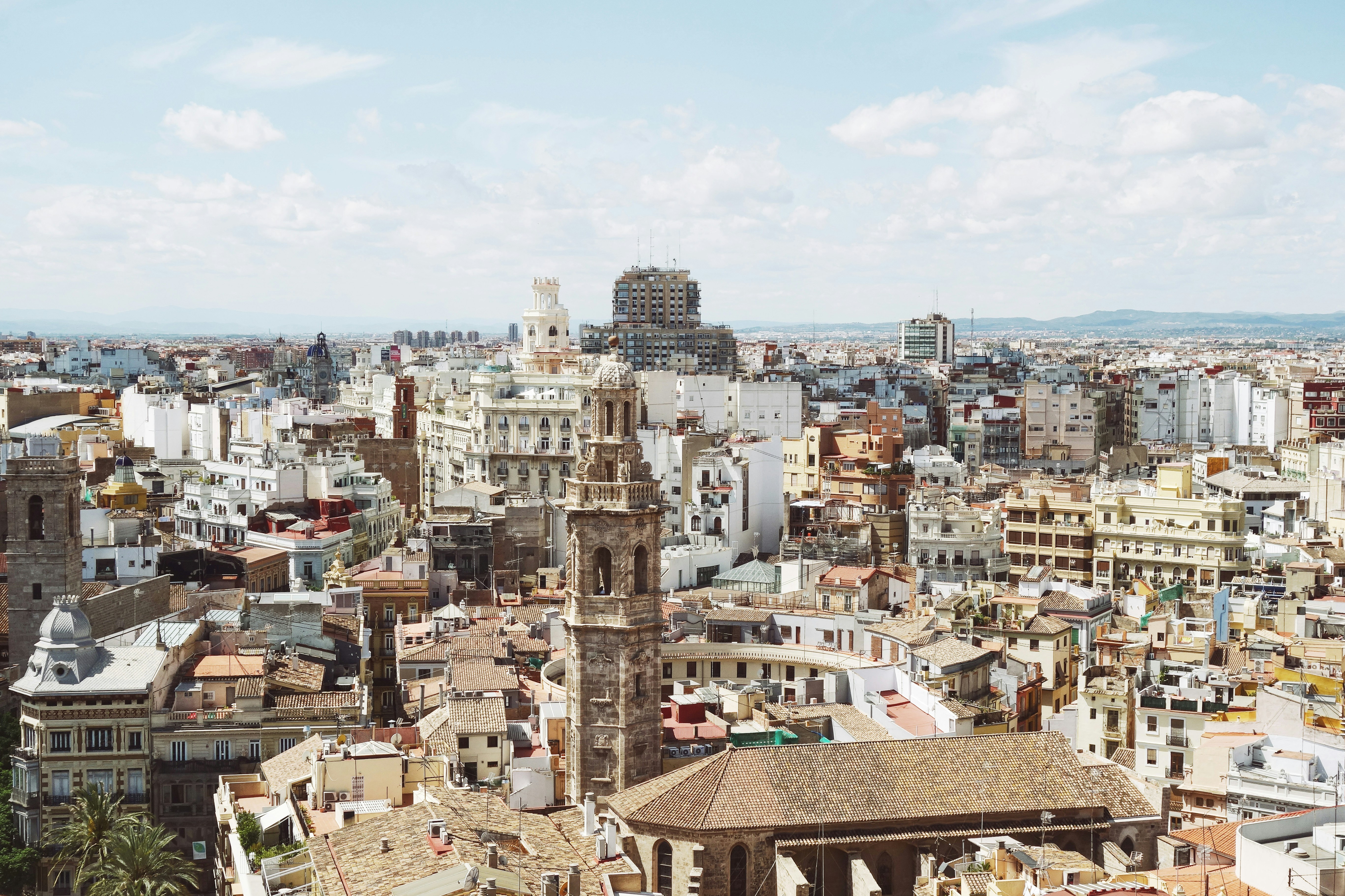 Vue pittoresque de Valencia avec ses bâtiments iconiques et ciel bleu
