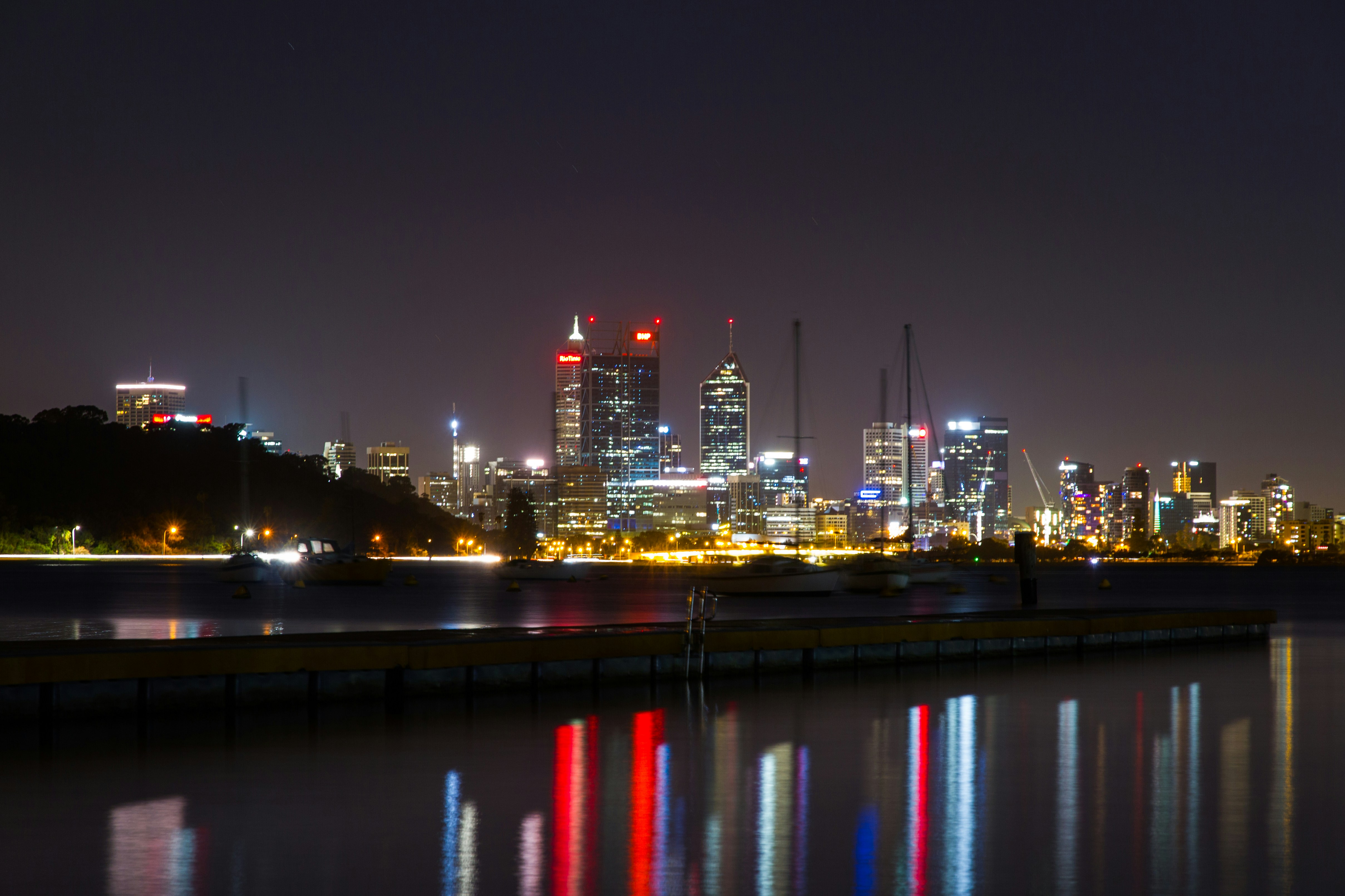 Vue panoramique sur le skyline de Perth au coucher du soleil