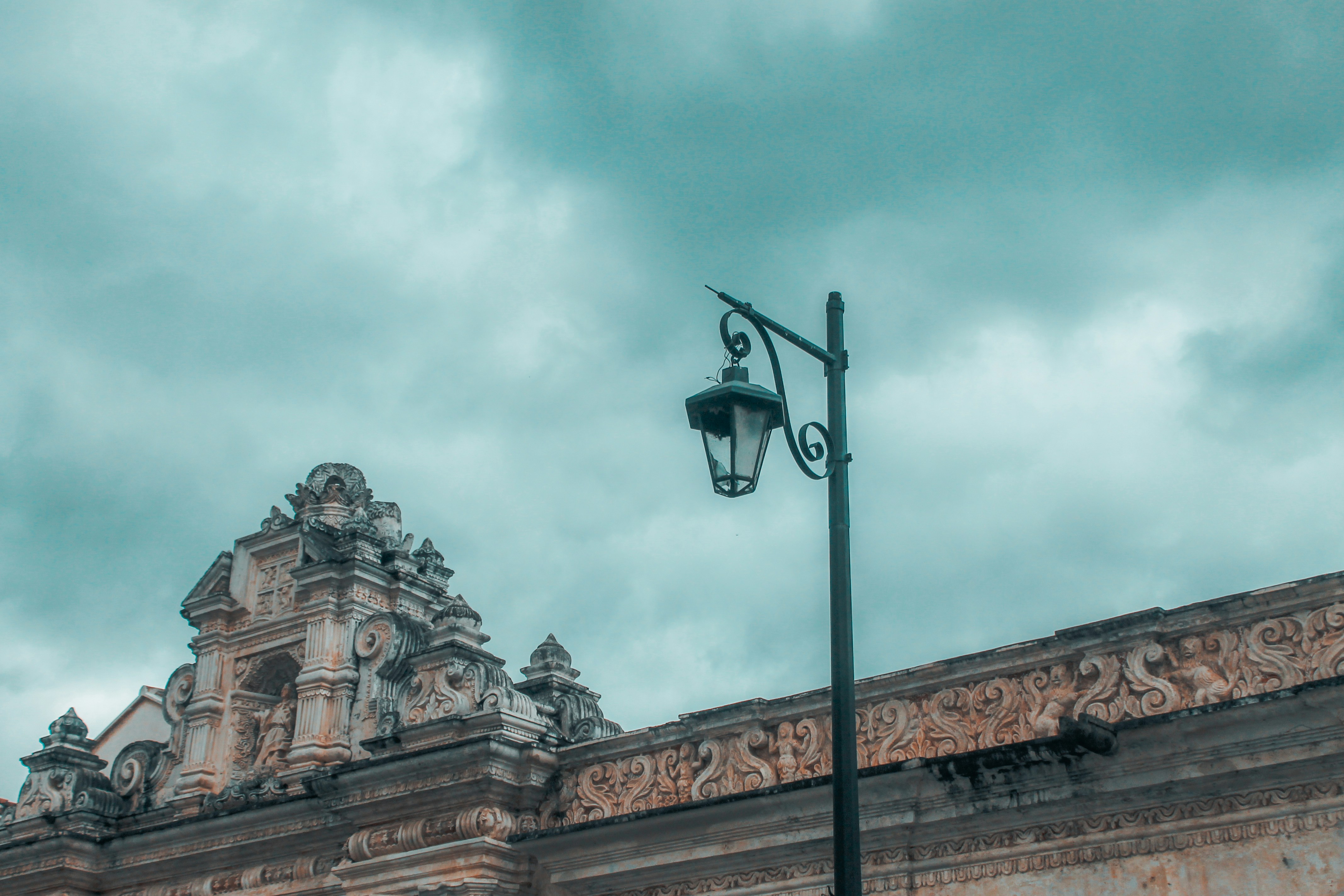 Vue pittoresque sur les toits d'Antigua Guatemala et le volcan Agua en arrière-plan.
