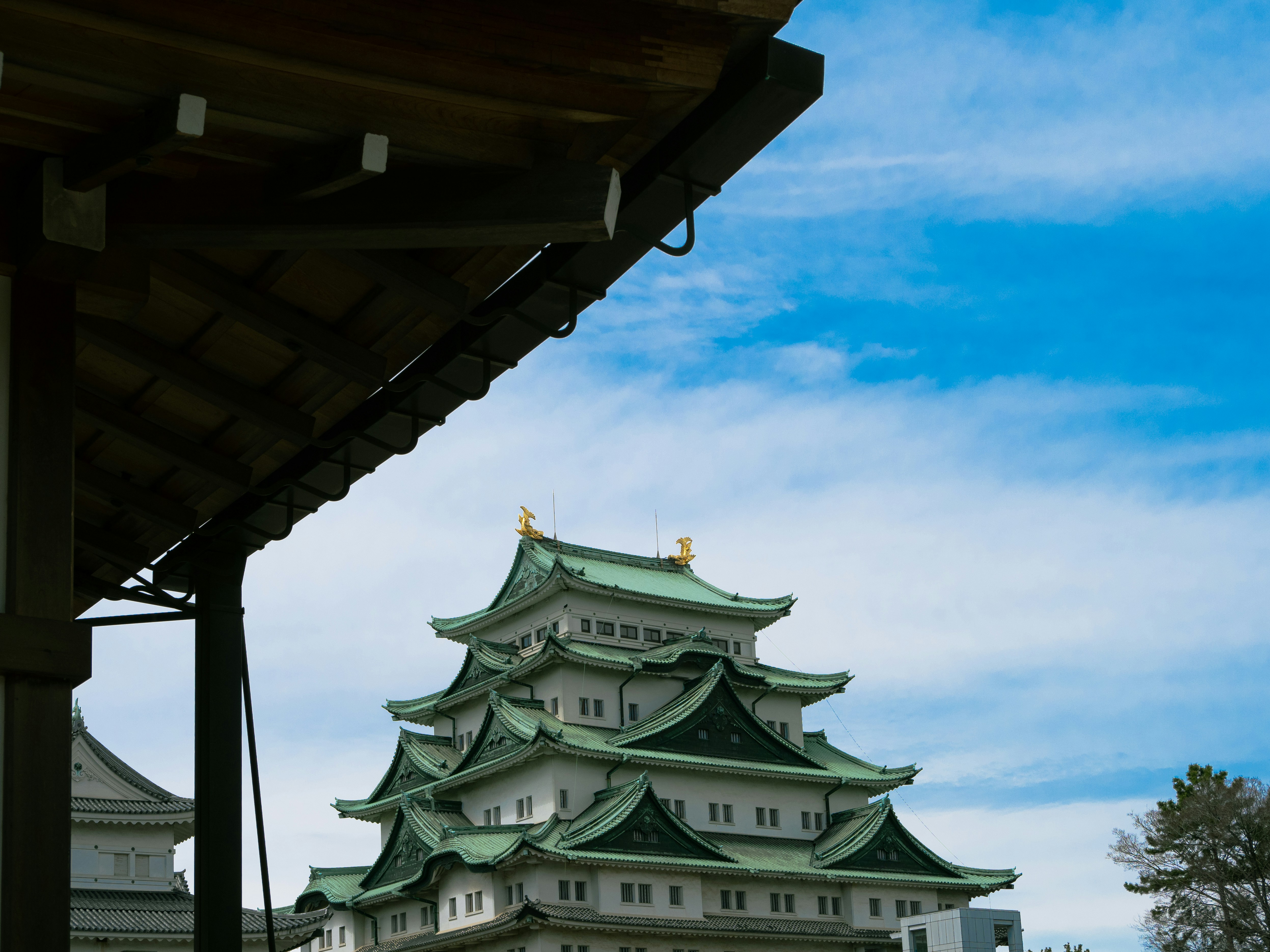 Vue urbaine de Nagoya avec ses gratte-ciels et le château iconique au coucher du soleil