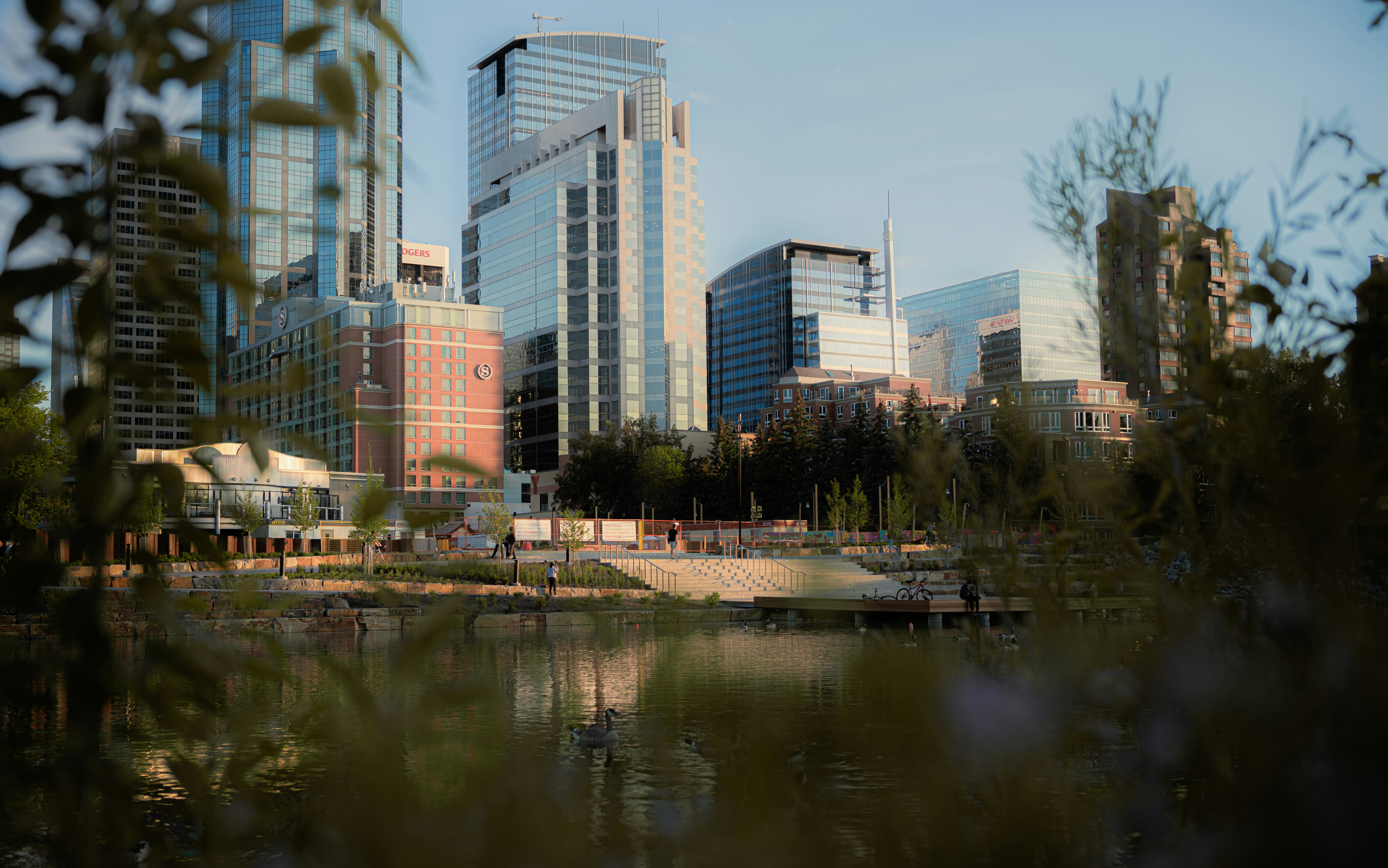 Vue du centre-ville de Calgary avec ses gratte-ciel au coucher du soleil