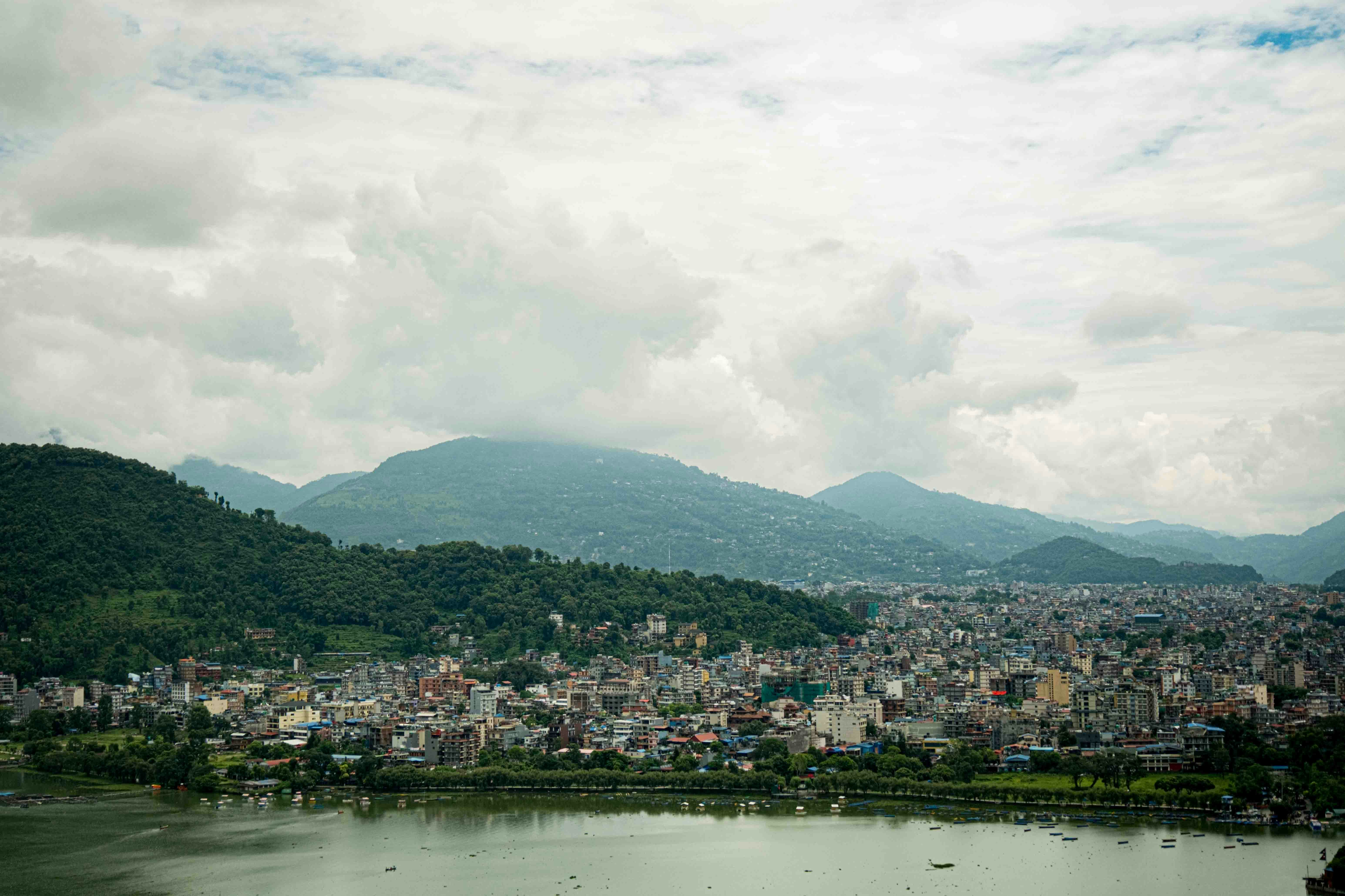 Vue paisible sur le lac Phewa à Pokhara avec les montagnes en arrière-plan