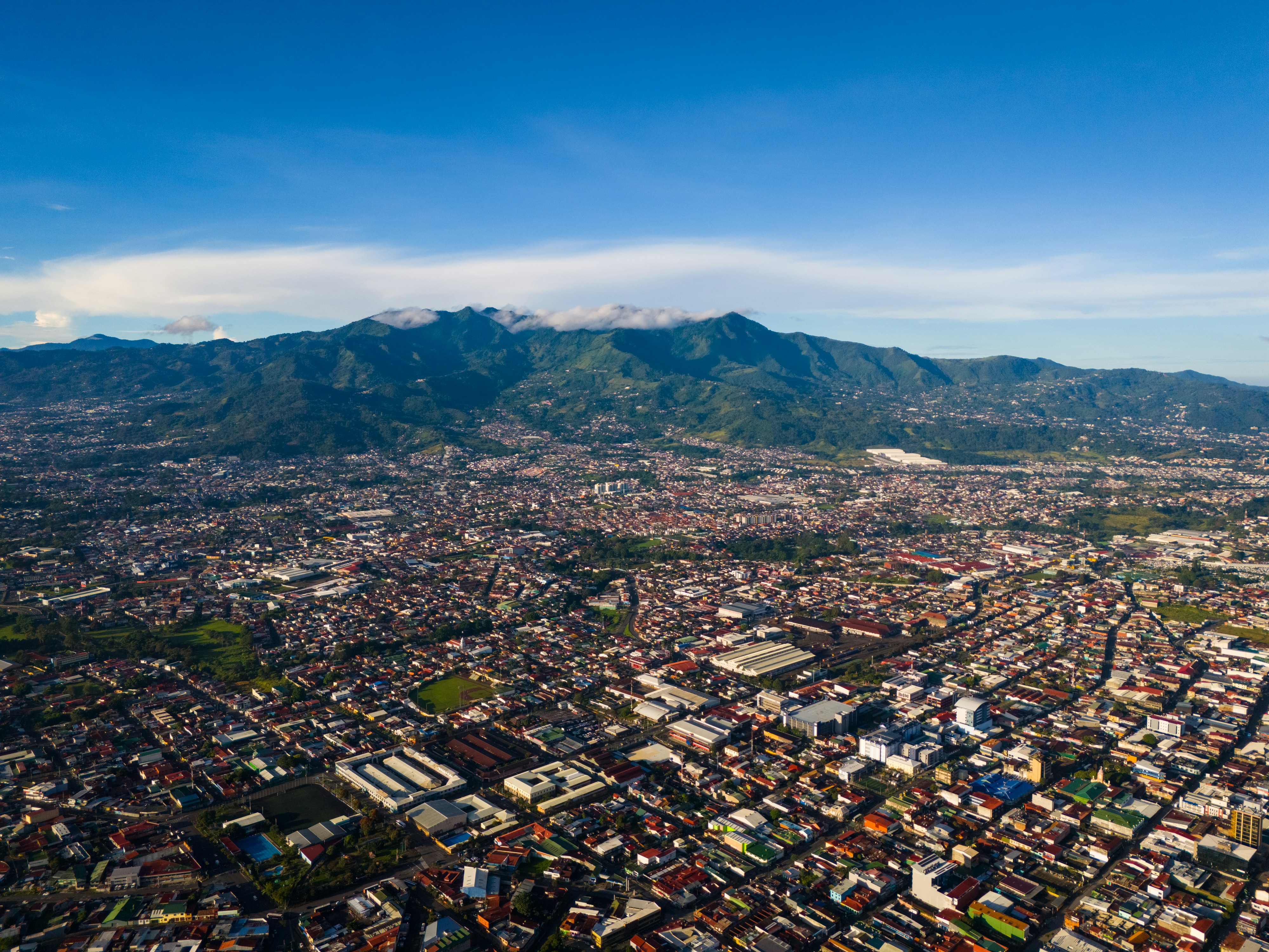 Vue de San José avec montagnes et ciel en arrière-plan