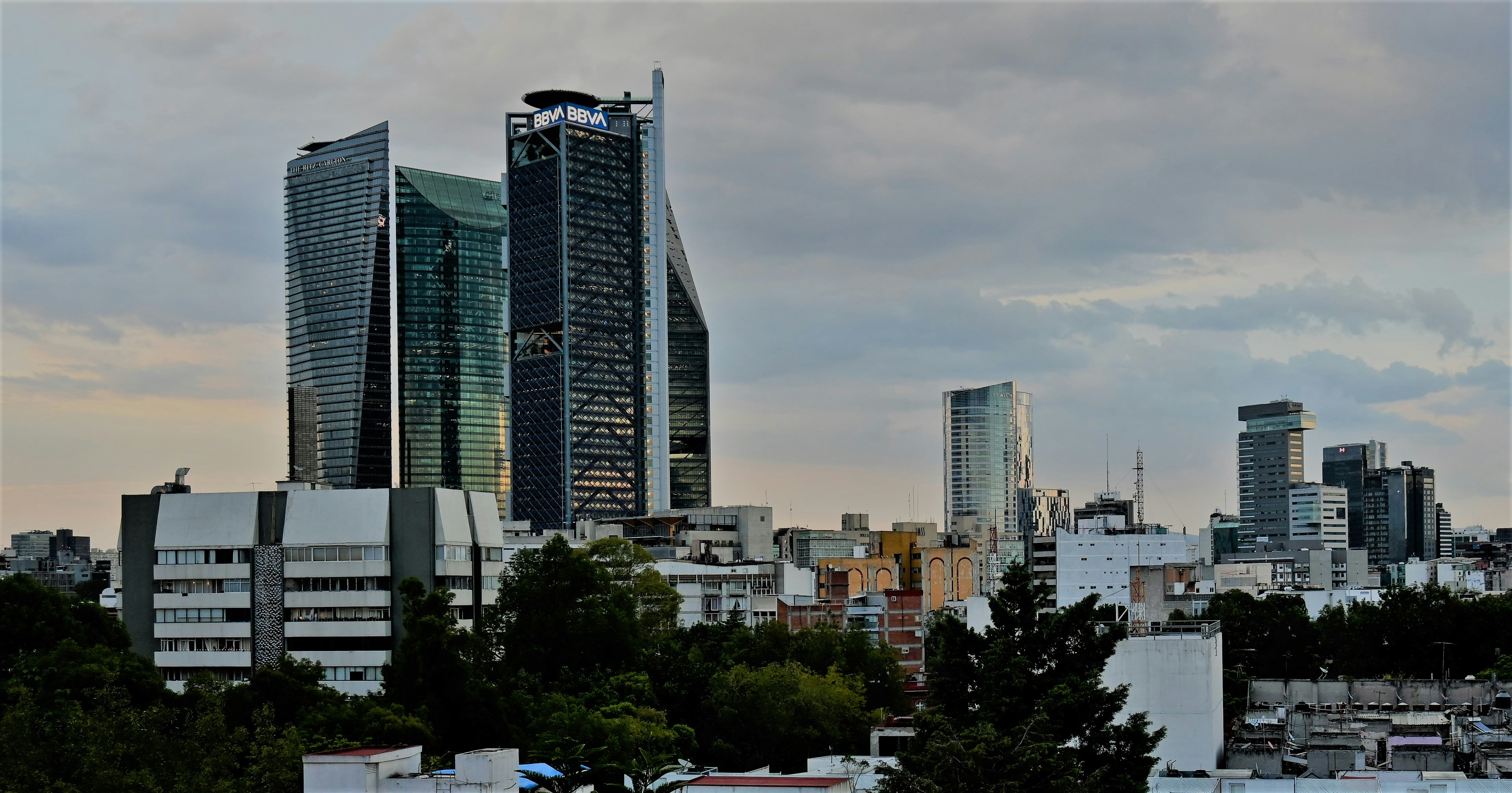 Vue sur Mexico City avec bâtiments modernes et montagnes à l'horizon