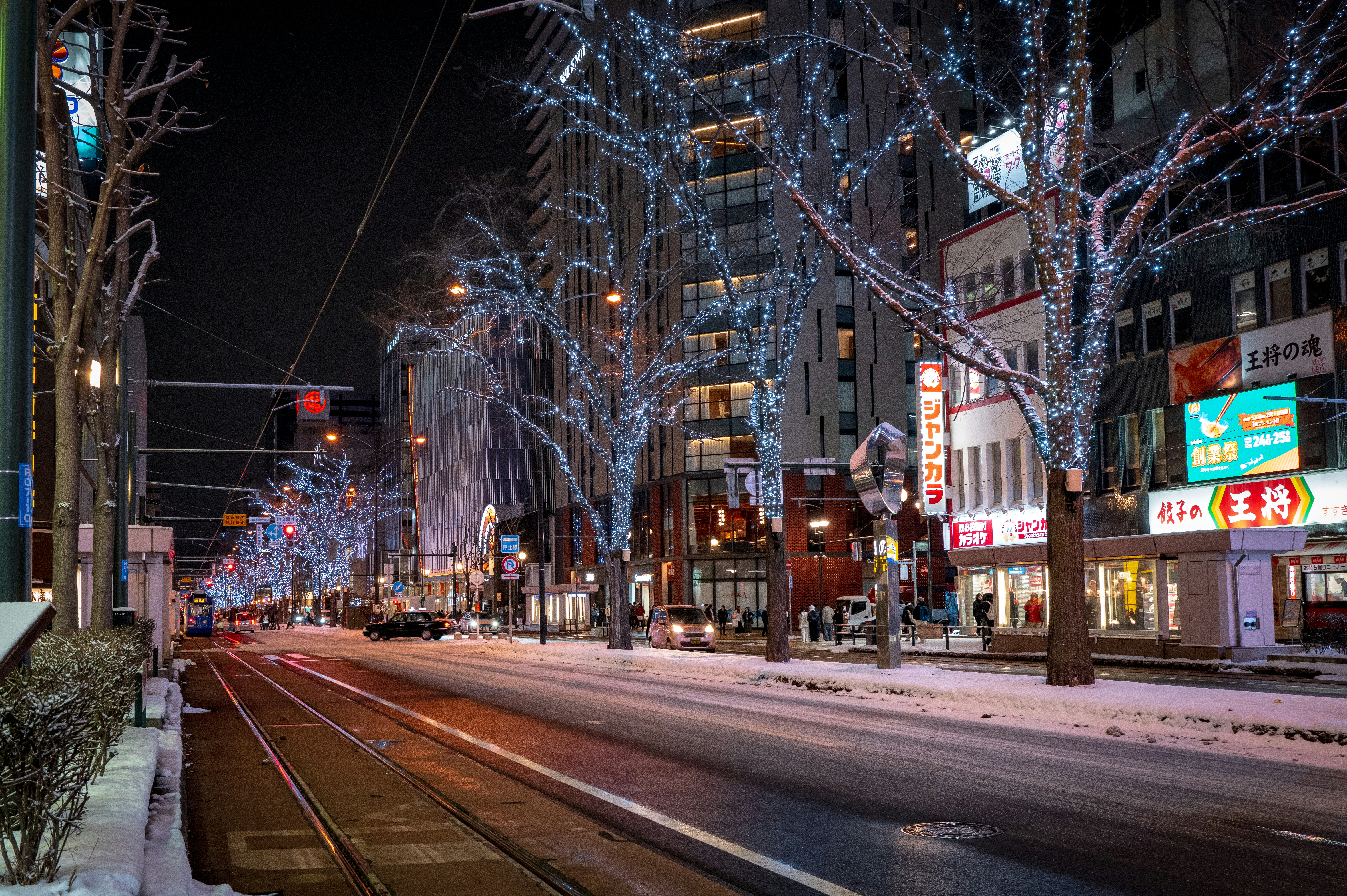 Vue hivernale urbaine de Sapporo avec ses bâtiments et montagnes enneigées en arrière-plan